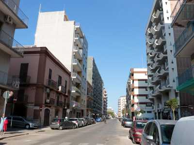 Da qui in poi comunque via Napoli cambia di nuovo faccia. Per qualche isolato � affiancata dagli alti palazzoni di una zona nata negli anni 70 al posto della cosiddetta Guaragn�dde (di cui rimangono solo poche antiche case) e che si caratterizza oggi per rappresentare la �discesa� del nuovo ponte Adriatico